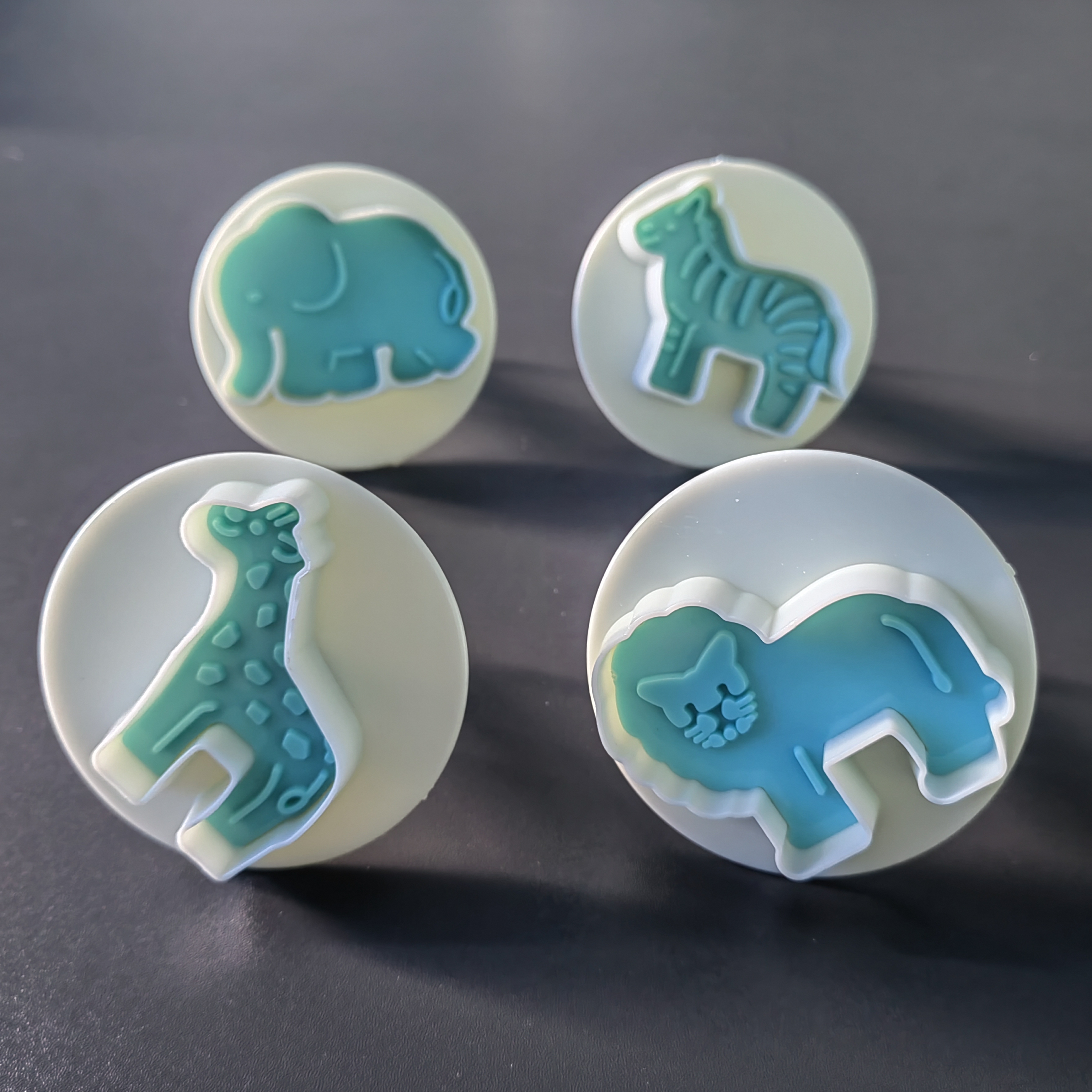 HB0161-6 Plastic 4pcs Elephant Lion Zebra Giraffe Series Cookie Molds set