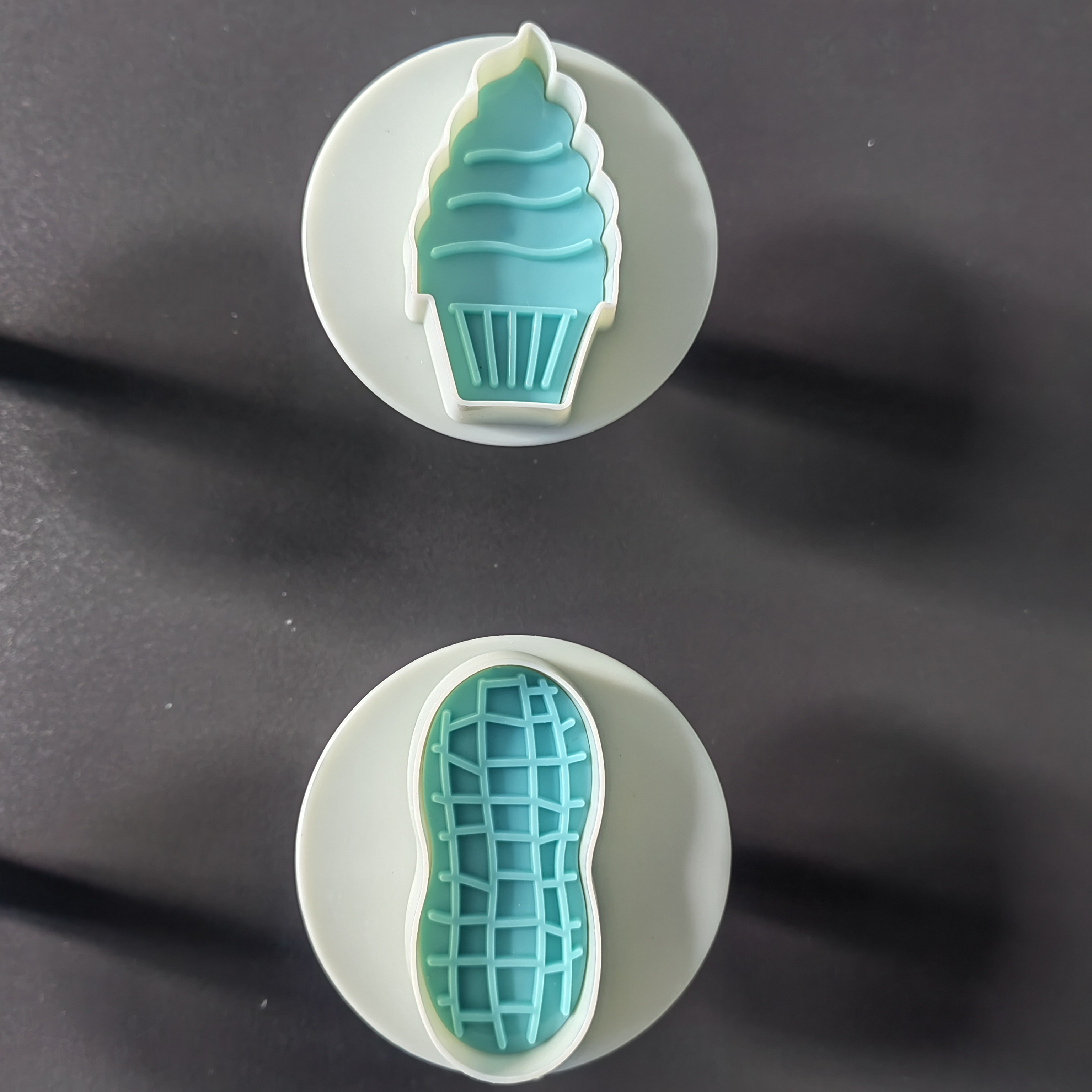 HB0161-7 Plastic 4pcs Cupcake Ice Cream Peanut Series Cookie Molds set