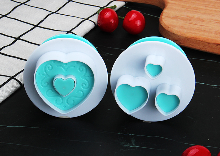 HB0310M 2pcs Plastic Heart Shape Cutout Cookie Stamps/Molds set